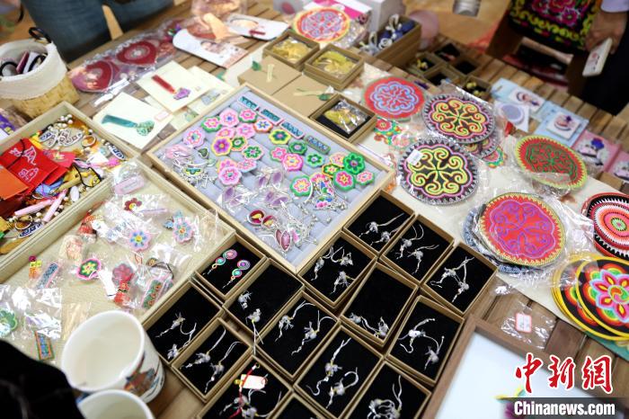 圖為盤繡作品?！⊙Φ?攝