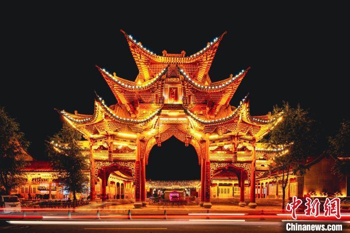 夜幕下的臨夏縣河州苑。夏雨 攝