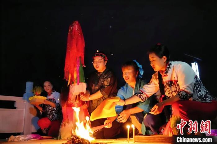 持續(xù)七天八夜的乞巧節(jié)正在西漢水上游的甘肅省西和縣進(jìn)行。西和縣姜席鎮(zhèn)晚霞湖畔，民眾“巧頭”點(diǎn)蠟、炷香、焚裱紙、跪拜，準(zhǔn)備將“巧娘娘”請(qǐng)進(jìn)院。魏朵朵 攝
