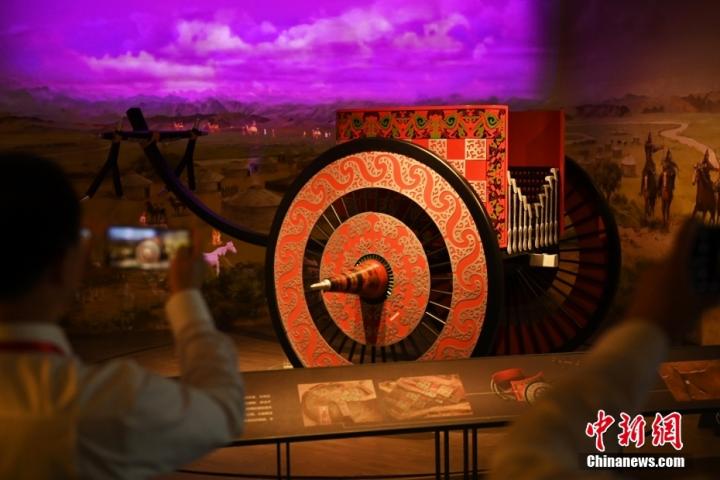 8月16日，甘肅省天水市張家川回族自治縣馬家塬車輿博物館內(nèi)，游客拍攝等比例的戰(zhàn)國西戎車輿復(fù)制品。