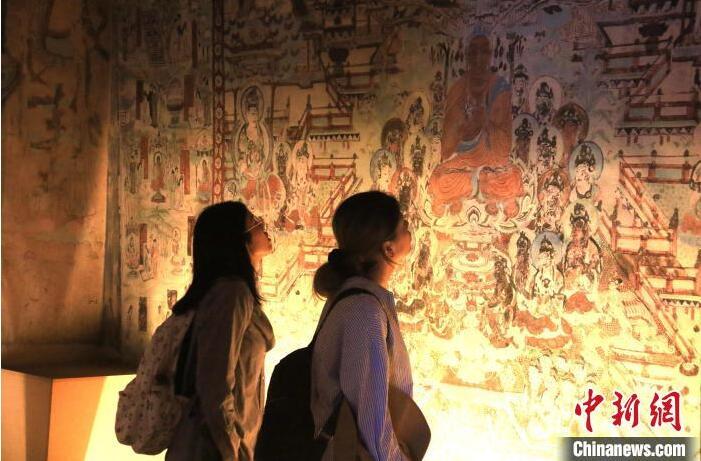 2023年8月27日，游客在甘肅省敦煌市博物館參觀文物展。張曉亮 攝(資料圖)