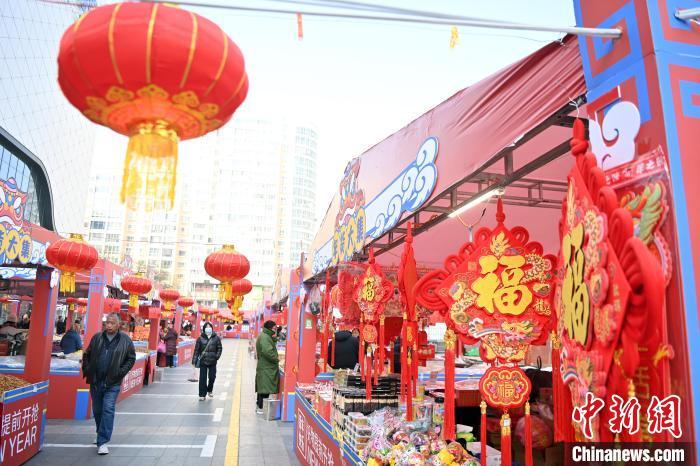 1月30日，蘭州街頭琳瑯滿目的年貨吸引顧客選購(gòu)。九美旦增 攝</p><p>