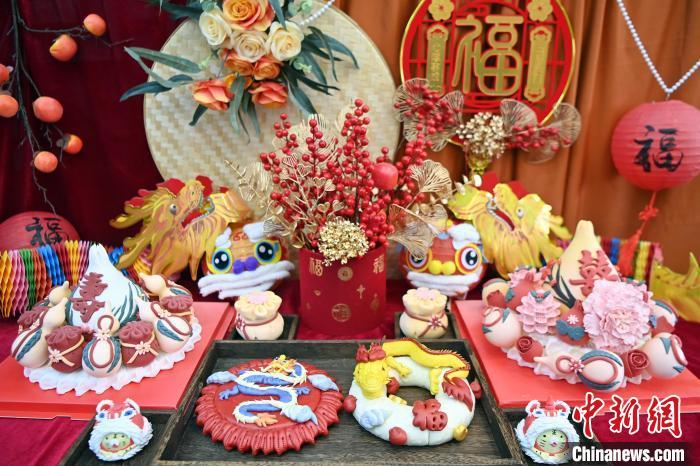 1月25日，春節(jié)臨近，蘭州一花饃店“龍”元素花饃熱銷。圖為展出的“龍”元素花饃。九美旦增 攝