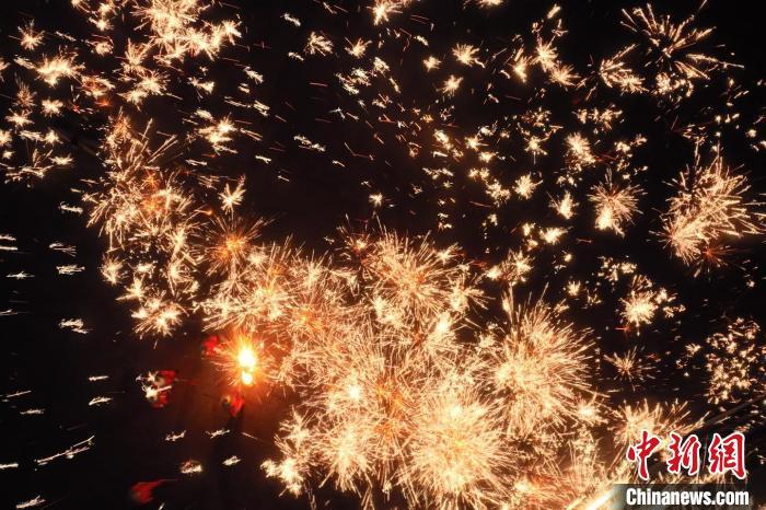 灼熱的鐵水在空中迸散。在空中形成“鐵花火雨”的景象，似天女散花，似群星漫天，如夢如幻，美不勝收。侯奇志 攝</p>
<p>