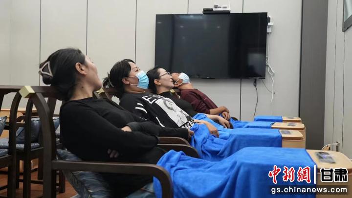 圖為當(dāng)?shù)鼐用耋w驗(yàn)藏醫(yī)院診療。卓瑪草 攝