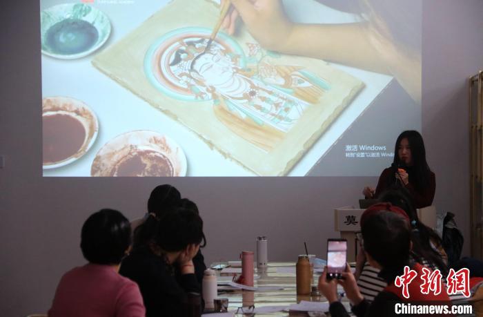 2023年2月，在敦煌研究院莫高學(xué)堂，研學(xué)導(dǎo)師給學(xué)員講授敦煌壁畫(huà)臨摹技法?！　垥粤?攝