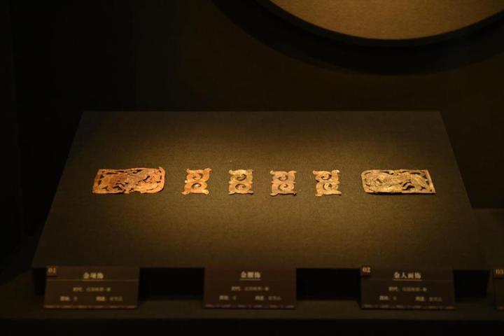 張家川縣馬家塬車輿博物館展陳的馬家塬遺址出土的金項飾、金腰飾、金人畫飾等。李亞龍 攝　　