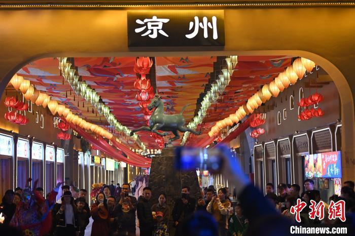 圖為游人拍攝煥然一新亮相的街區(qū)。李亞龍 攝</p>
<p>