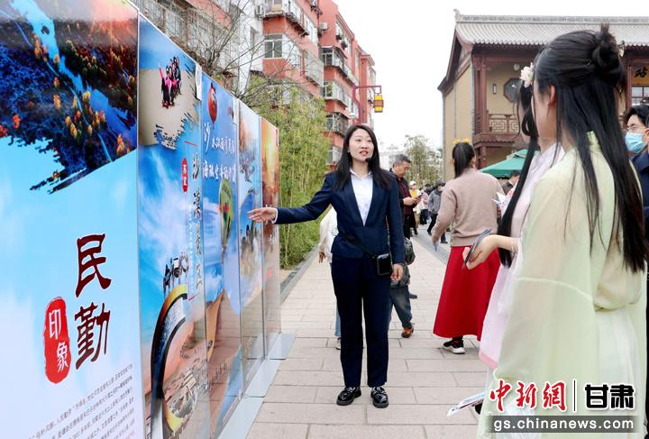 3月下旬，民勤縣在天水啟漢樓廣場(chǎng)舉行推介會(huì)，宣傳本地旅游資源和農(nóng)特優(yōu)產(chǎn)品。圖為工作人員向游客介紹民勤自然風(fēng)光、歷史文化。馬愛(ài)彬 攝