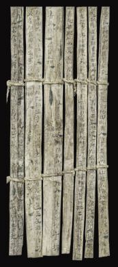 漢簡(jiǎn)《康居王使者冊(cè)》。此簡(jiǎn)記載了西域康居國(guó)使者前來(lái)“進(jìn)貢”駱駝，抵達(dá)敦煌遇到不公后反映問(wèn)題，朝廷受理解決的經(jīng)過(guò)。新華社發(fā)（甘肅簡(jiǎn)牘博物館供圖）