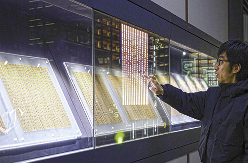 3月6日，工作人員在荊門市博物館新館內(nèi)楚簡(jiǎn)展廳展示使用互動(dòng)裝置。新華每日電訊記者　胡競(jìng)文