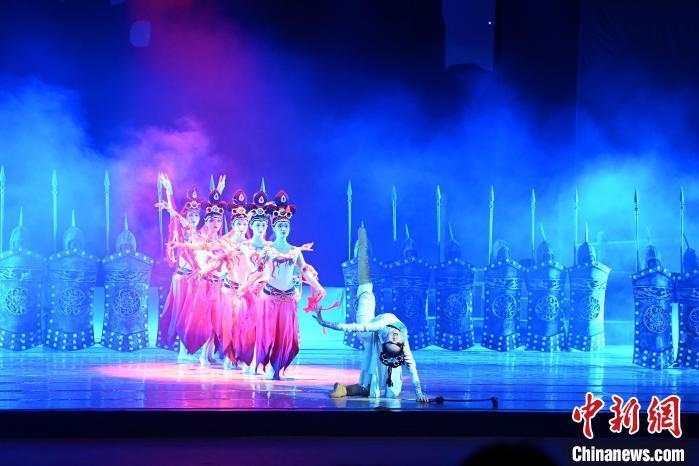 2023年2月18日，蘭州歌舞劇院創(chuàng)排的大型舞劇《大夢(mèng)敦煌》?！　【琶赖┰?攝