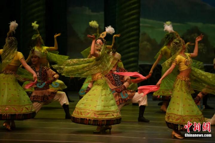 2024年2月23日晚，中國(guó)經(jīng)典舞劇《絲路花雨》在甘肅蘭州演出恭賀新春。李亞龍 攝