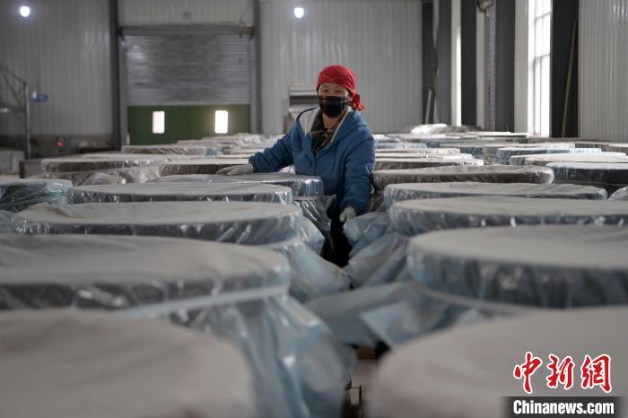 5月10日，工作人員檢查裝有酒糟的壇子。九美旦增　攝