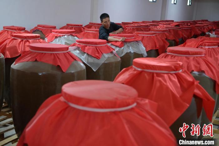 圖為5月10日，工作人員在儲酒庫檢查酒缸密封性。九美旦增　攝