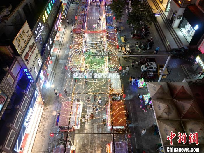 圖為明清街夜市燈光點(diǎn)亮具有武威文化元素的“銅奔馬”彩燈。(無人機(jī)照片) 　戴文昌 攝</p><p>