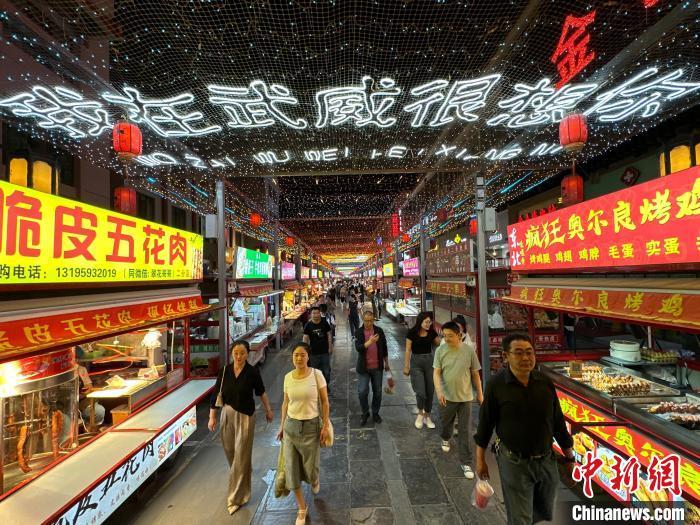 圖為明清街夜市燈光點(diǎn)亮“我在武威很想你”?！〈魑牟?攝</p><p>