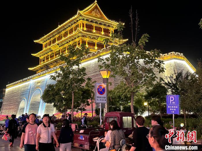 圖為夜幕降臨，涼州古城門燈光亮起?！〈魑牟?攝