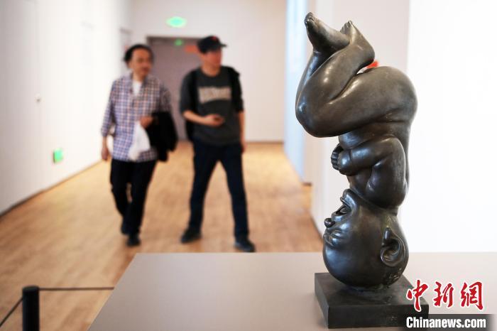 5月21日，觀眾參觀“絲路印跡”雕塑藝術(shù)作品展展出的雕塑作品。九美旦增 攝</p>
<p>