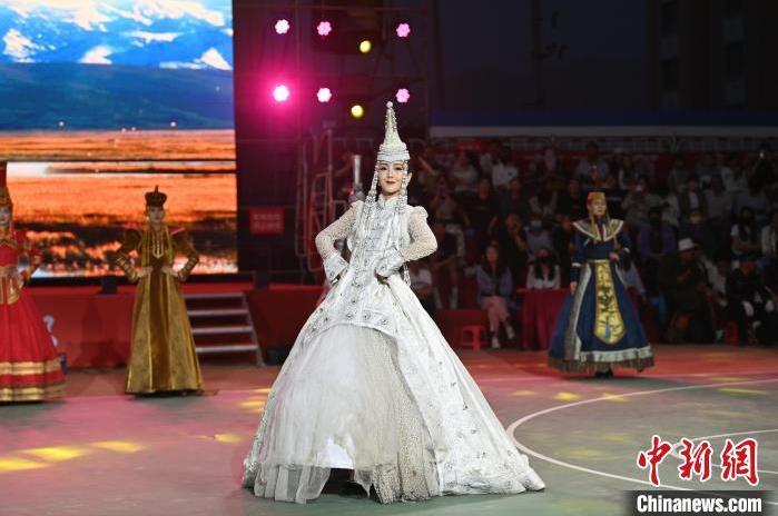 圖為開幕式現(xiàn)場蒙古族服飾秀。李亞龍 攝</p>
<p>
