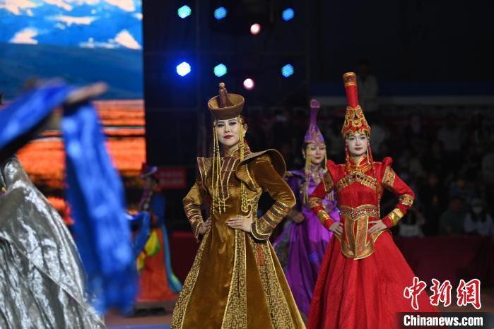 圖為開幕式現(xiàn)場蒙古族服飾秀。李亞龍 攝</p>
<p>