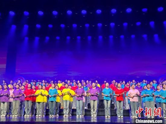 5月28日晚，“詩意甘肅·絲路長風三千里”——月出涼州·武威詩會在甘肅省武威市漢唐天馬城舉行。楊娜 攝