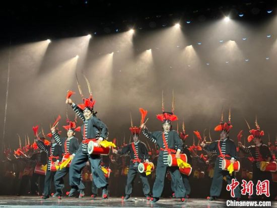 圖為涼州攻鼓子表演。楊娜 攝