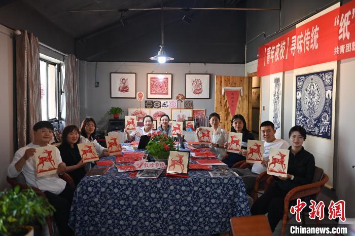 6月6日，在甘肅敦煌青年夜校課程中，青年學(xué)員展示學(xué)習(xí)敦煌非遺剪紙的成果。