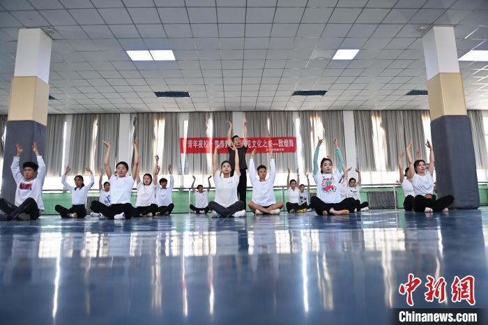 6月6日，在甘肅敦煌青年夜校課程中，青年學(xué)員學(xué)習(xí)敦煌舞課程。李亞龍 攝　　