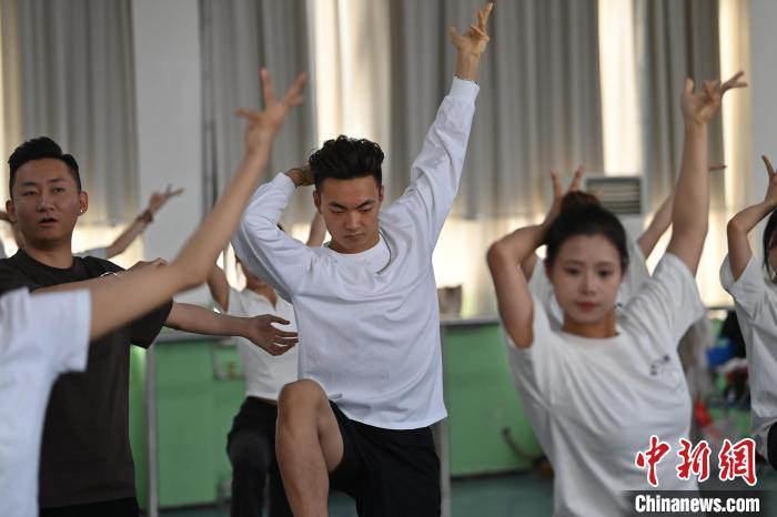 6月6日，在甘肅敦煌青年夜校課程中，青年學(xué)員學(xué)習(xí)敦煌舞課程。李亞龍 攝　　