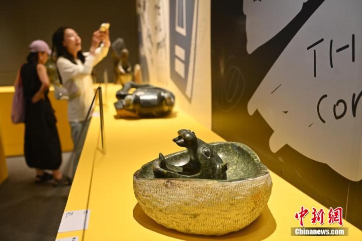 圖為該藝術(shù)展展陳的蛇紋石作品《河馬池》。中新社記者 李亞龍 攝