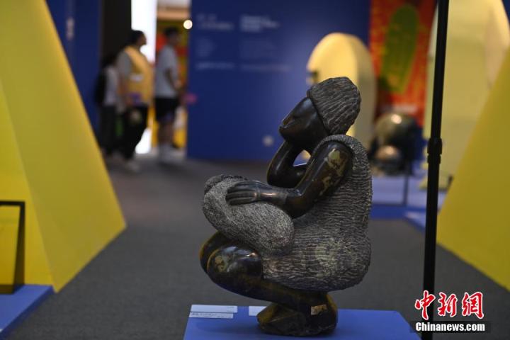 圖為游客參觀藝術(shù)展。中新社記者 李亞龍 攝</p>
<p>