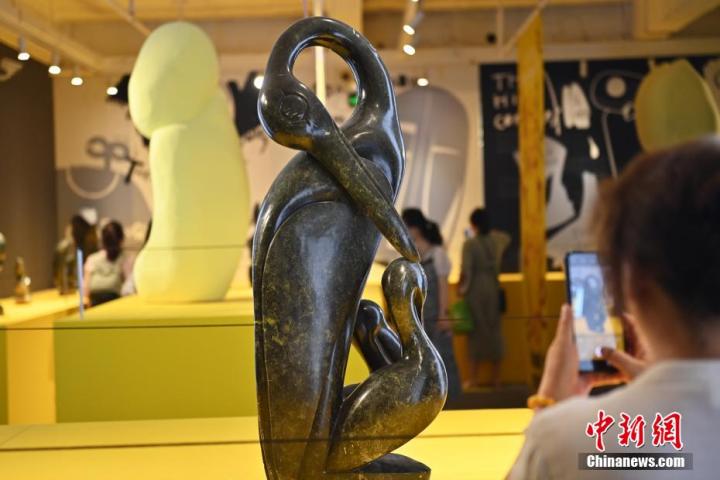 圖為游客拍攝蛇紋石作品《依戀》。中新社記者 李亞龍 攝