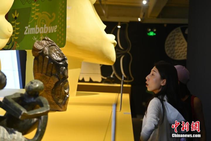 圖為游客參觀藝術(shù)展。中新社記者 李亞龍 攝