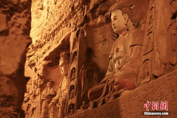 7月15日，甘肅省平?jīng)鍪袥艽h百里石窟長廊中的王母宮石窟造像。百里石窟長廊位于涇川縣境內(nèi)，由512個石窟、5眼窟中石井組成，現(xiàn)存王母宮石窟、鳳凰山石窟、南石窟寺、丈八寺石窟、羅漢洞石窟、太山寺石窟等規(guī)模較大的石窟群，還有數(shù)量眾多的小石窟群。王母宮石窟又名千佛洞，該窟設(shè)計宏大，造像生動，窟內(nèi)擁有造像數(shù)百尊，是較為珍貴的佛教文化歷史遺存。中新社記者 李亞龍 攝</p>
<p>