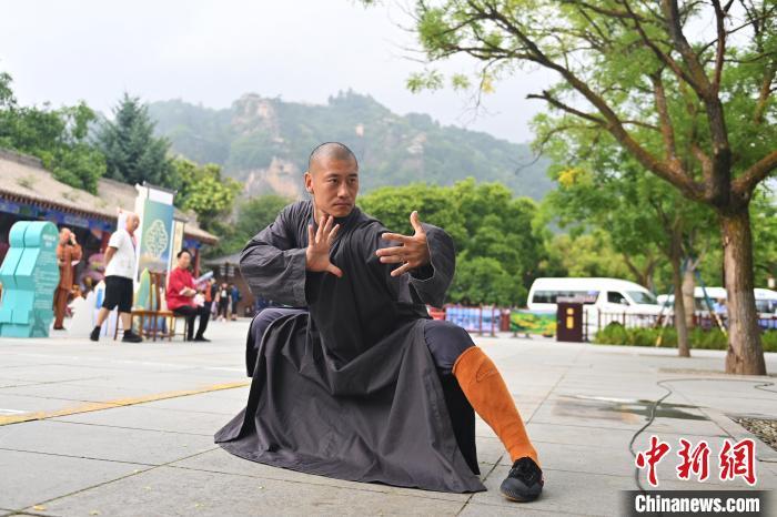 7月14日，甘肅省平?jīng)鍪嗅轻忌骄皡^(qū)內(nèi)，嵩山少林弟子展示武藝。7月13日至14日，“2024年北京體育大學第十五屆國際武術(shù)比賽交流大會暨首屆崆峒山國際武術(shù)大會”舉行，大會也在崆峒山景區(qū)進行問道崆峒、武術(shù)高級研修班、崆峒拜師等系列活動。中新社記者 李亞龍 攝</p>
<p>