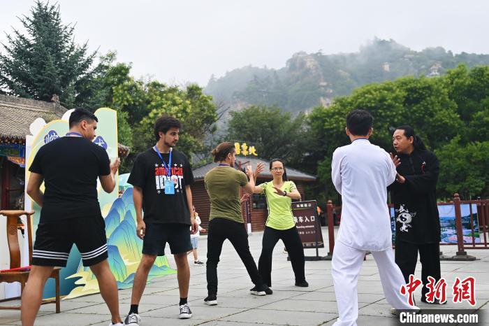 7月14日，甘肅省平?jīng)鍪嗅轻忌骄皡^(qū)內(nèi)，外籍武術(shù)愛好者學習崆峒派武術(shù)。7月13日至14日，“2024年北京體育大學第十五屆國際武術(shù)比賽交流大會暨首屆崆峒山國際武術(shù)大會”舉行，大會也在崆峒山景區(qū)進行問道崆峒、武術(shù)高級研修班、崆峒拜師等系列活動。中新社記者 李亞龍 攝</p>
<p>