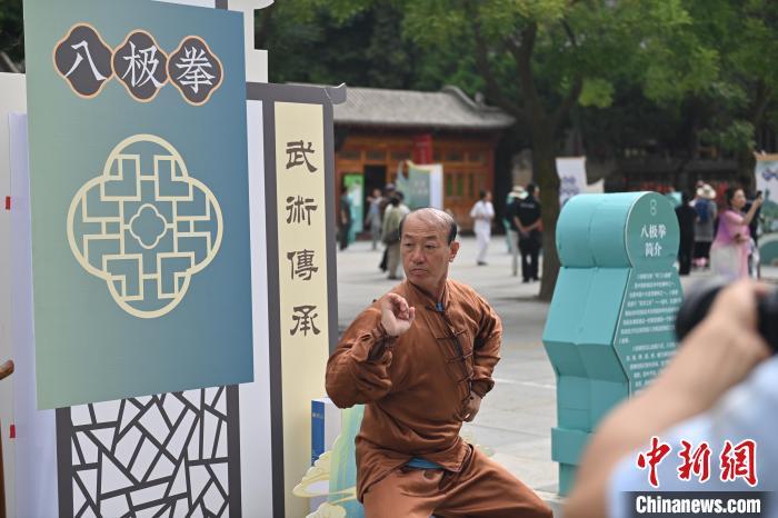 7月14日，甘肅省平?jīng)鍪嗅轻忌骄皡^(qū)內(nèi)，八極拳傳承人展示八極拳。7月13日至14日，“2024年北京體育大學第十五屆國際武術(shù)比賽交流大會暨首屆崆峒山國際武術(shù)大會”舉行，大會也在崆峒山景區(qū)進行問道崆峒、武術(shù)高級研修班、崆峒拜師等系列活動。中新社記者 李亞龍 攝</p>
<p>