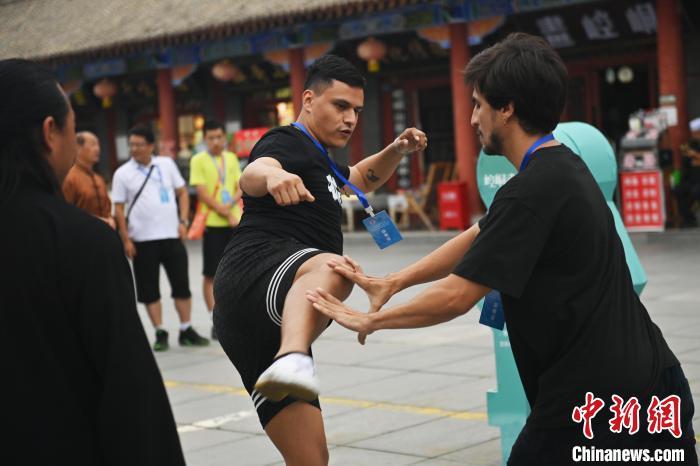 7月14日，甘肅省平?jīng)鍪嗅轻忌骄皡^(qū)內(nèi)，外籍武術(shù)愛好者切磋武藝。7月13日至14日，“2024年北京體育大學第十五屆國際武術(shù)比賽交流大會暨首屆崆峒山國際武術(shù)大會”舉行，大會也在崆峒山景區(qū)進行問道崆峒、武術(shù)高級研修班、崆峒拜師等系列活動。中新社記者 李亞龍 攝