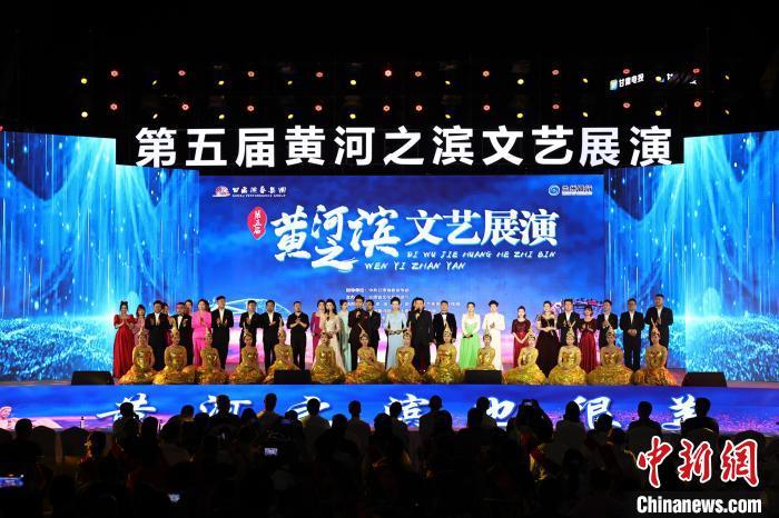 7月19日晚，第五屆黃河之濱文藝展演在蘭州體育文化廣場開幕。張曦予 攝