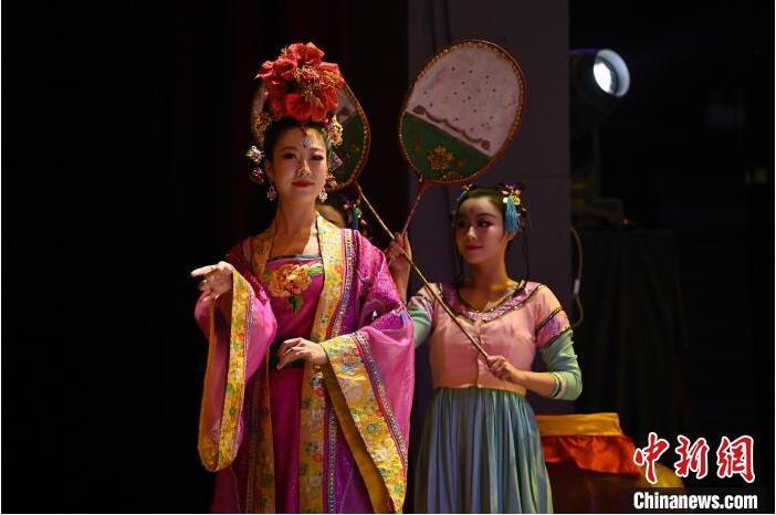 7月18日晚，中國經(jīng)典舞劇《絲路花雨》在甘肅蘭州黃河劇院進行演出。中國經(jīng)典舞劇《絲路花雨》迎來45周年，7月17日-8月4日在蘭州開啟為期多天的駐場演出。該舞劇取材于敦煌莫高窟壁畫，集中國霓裳羽衣舞、敦煌舞、印度舞、黑巾舞、波斯馬鈴舞等于一身，自1979年演出至今，該劇先后在40多個國家和地區(qū)演出近4000場，觀眾550多萬人次。中新社記者 李亞龍 攝</p>
<p>