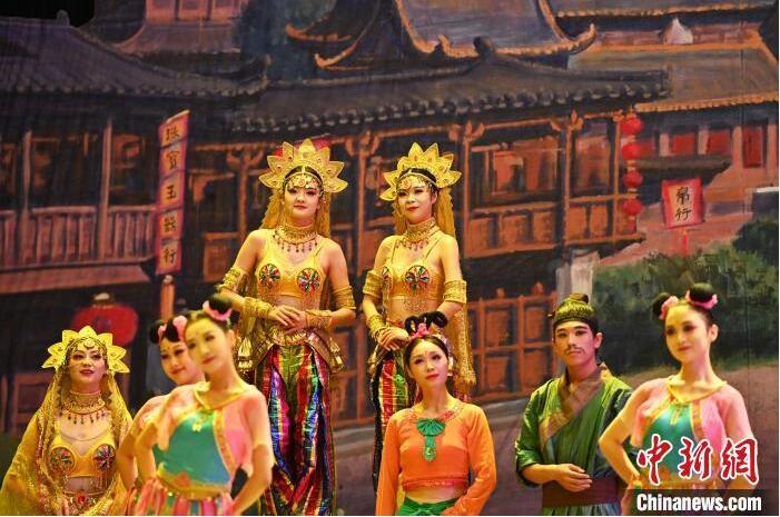 7月18日晚，中國經(jīng)典舞劇《絲路花雨》在甘肅蘭州黃河劇院進行演出。中國經(jīng)典舞劇《絲路花雨》迎來45周年，7月17日-8月4日在蘭州開啟為期多天的駐場演出。該舞劇取材于敦煌莫高窟壁畫，集中國霓裳羽衣舞、敦煌舞、印度舞、黑巾舞、波斯馬鈴舞等于一身，自1979年演出至今，該劇先后在40多個國家和地區(qū)演出近4000場，觀眾550多萬人次。中新社記者 李亞龍 攝</p>
<p>