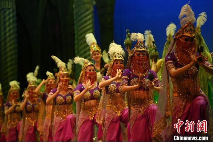 7月18日晚，中國經(jīng)典舞劇《絲路花雨》在甘肅蘭州黃河劇院進行演出。中國經(jīng)典舞劇《絲路花雨》迎來45周年，7月17日-8月4日在蘭州開啟為期多天的駐場演出。該舞劇取材于敦煌莫高窟壁畫，集中國霓裳羽衣舞、敦煌舞、印度舞、黑巾舞、波斯馬鈴舞等于一身，自1979年演出至今，該劇先后在40多個國家和地區(qū)演出近4000場，觀眾550多萬人次。中新社記者 李亞龍 攝</p>
<p>