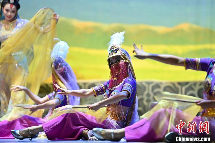 7月18日晚，中國經(jīng)典舞劇《絲路花雨》在甘肅蘭州黃河劇院進行演出。中國經(jīng)典舞劇《絲路花雨》迎來45周年，7月17日-8月4日在蘭州開啟為期多天的駐場演出。該舞劇取材于敦煌莫高窟壁畫，集中國霓裳羽衣舞、敦煌舞、印度舞、黑巾舞、波斯馬鈴舞等于一身，自1979年演出至今，該劇先后在40多個國家和地區(qū)演出近4000場，觀眾550多萬人次。中新社記者 李亞龍 攝</p>
<p>