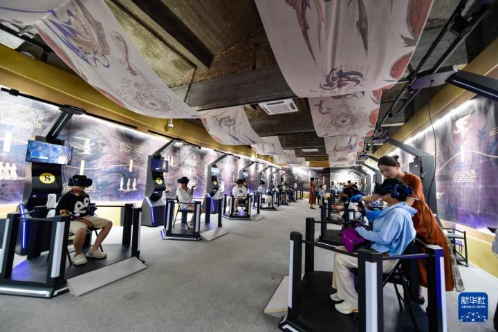 7月22日，游客線下體驗(yàn)“尋境敦煌——數(shù)字敦煌沉浸展”。新華社記者 郎兵兵 攝</p>
<p>