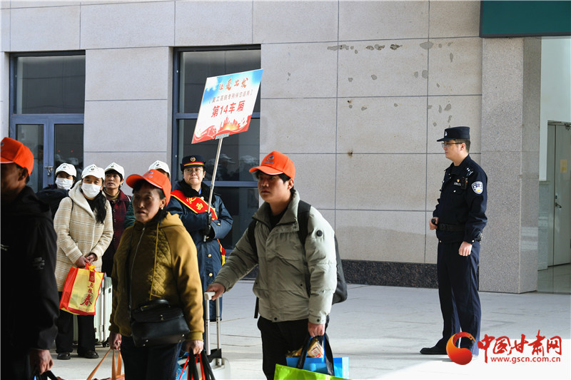 春動(dòng)隴原|甘肅首趟務(wù)工專列開(kāi)行 鐵警傾力守護(hù)返崗平安