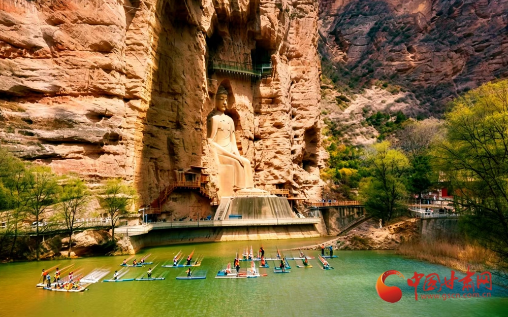 春動(dòng)隴原丨永靖：千年石窟前，槳板劃開春日碧波 